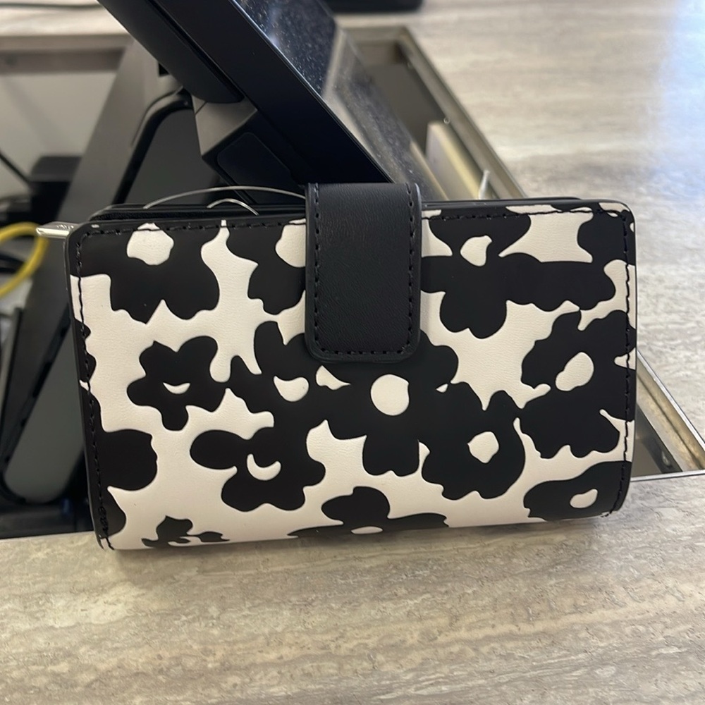 Michael Kors Jet Set Medium Floral Print Bi-Fold Wallet
Black 
NWT - Picture 9 of 16